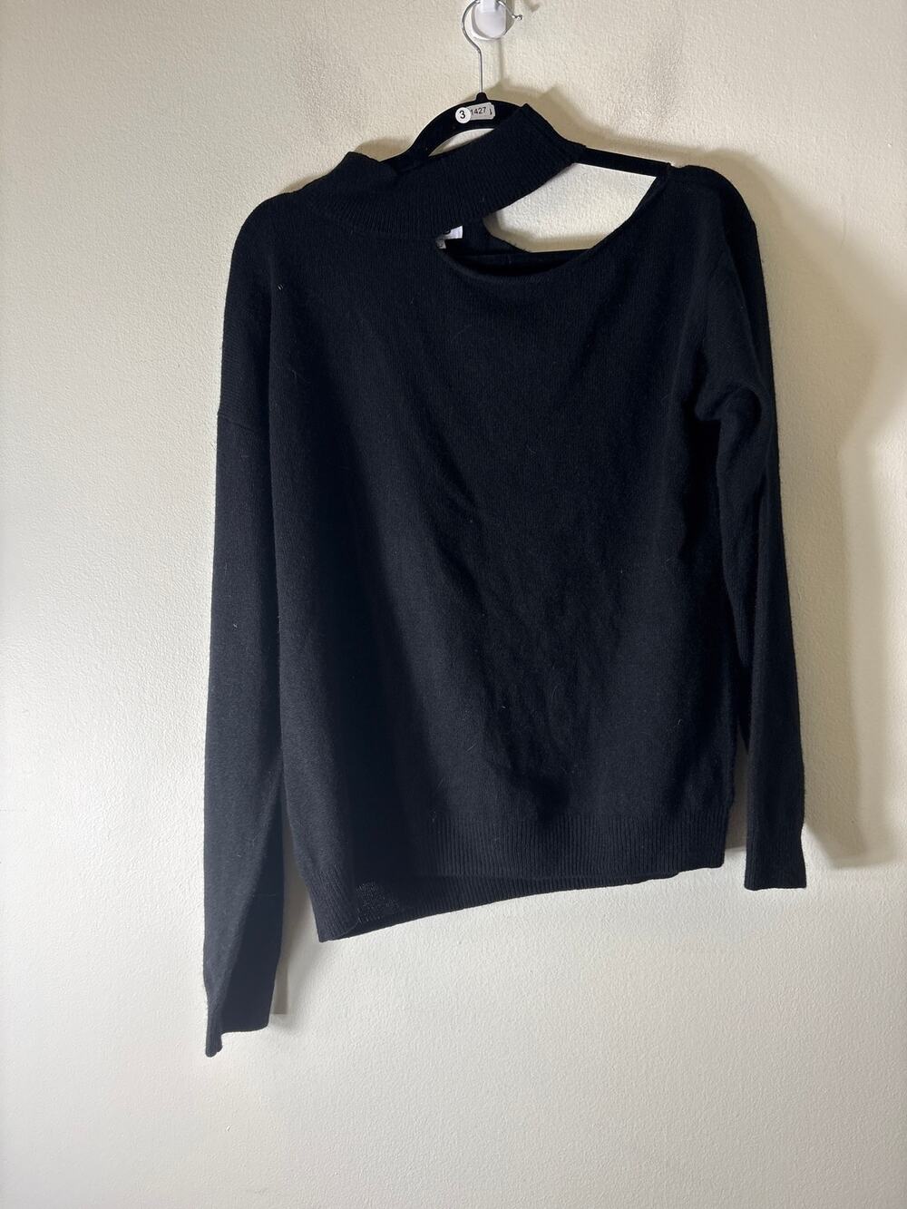 525 Black Cashmere Shoulder Cut Out Sweater Sz L